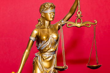 Nahaufnahme einer Justitia als Symbolbild für Recht, Gerechtigkeit usw.