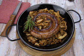 saucisse de Toulouse grillée et chou braisé dans une poêle