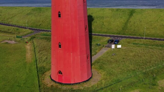 Drohnenaufnahme, Luftaufnahme, Flug entlang vom Leuchtturm Huisduinen, genannt der lange Jaap mit der Nordsee im Hintergrung und der Landschaft davor, Den Helder, Niederlande, NordHolland