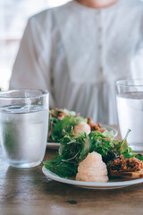 おしゃれなカフェで女性とランチしているイメージカット