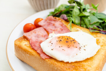 朝食イメージ　トースト　ベーコン　目玉焼き