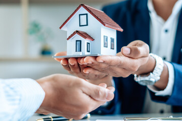 Buyers and real estate agents have agreed to buy and sell by holding hands to rent or buy a house after the documents have been signed within the office.