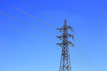 快晴な空と鉄塔