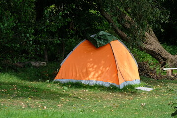 FU 2020-07-19 Rhein 262 Im Wald steht ein orangenes Zelt