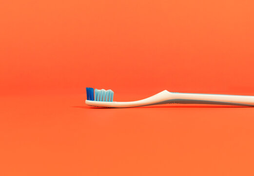 Cepillo De Dientes En Fondo Naranja, Con Espacio Para Texto.