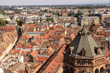 Obraz premium Europastadt Straßburg; Blick über den Vierungsturm des Münsters nach Nordosten entlang der Rue des Juifs zum Europaparlament (links) und zur Neustadt mit der Paulskirche