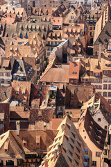 Historisches Straßburg; Blick vom Münster auf die Dächer der Altstadt (Rue de Vieux Marche aux...
