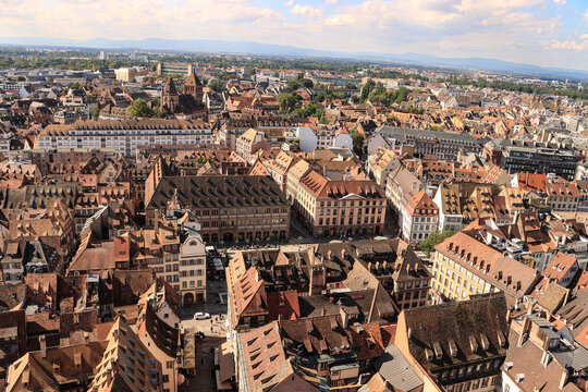 Historisches Stra&szlig;burg; Blick vom M&uuml;nster &uuml;ber den Gutenbergplatz zur Thomaskirche