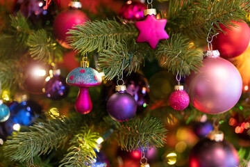 Obraz na płótnie Canvas Bunt geschmückter Weihnachtsbaum im Lichterglanz. 