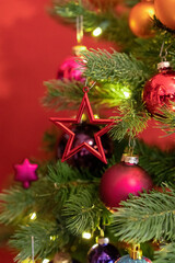 Bunt geschmückter Weihnachtsbaum im Lichterglanz. 