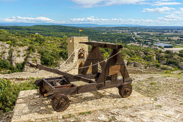 Paysage avec une catapulte en premier plan