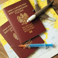 Godło Polski oraz paszporty polskie. 