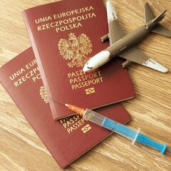 Godło Polski oraz paszporty polskie. 