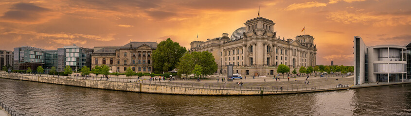 Berliner Reichstag Spreeufer Panoramafoto Regierungsviertel Deutscher Bundestag Berlin Deutschland © modernmovie