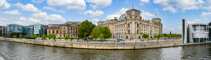 Fototapeta na wymiar Berliner Reichstag Spreeufer Panoramafoto Regierungsviertel Deutscher Bundestag Berlin Deutschland