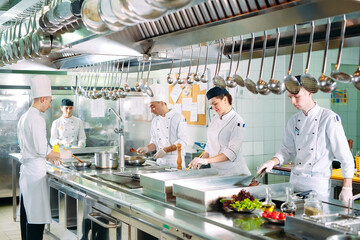Fototapeta na wymiar Modern kitchen. The chefs prepare meals in the restaurant's kitchen.