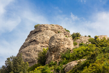 Montañas conglomerados con cielo azul y nubes finas en la sierra de Montserrat Cataluña España