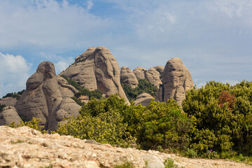 Fototapeta premium Montañas erosionadas redondeadas de la sierra de Montserrat con cielo azul y nubes finas Cataluña España