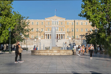 Brunnen auf dem Syntagmaplatz mit Parlamentsgebäude, Athen, Griechenland
