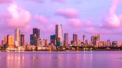 Mumbai- the skyline of an island city with a beautiful pink sky. - obrazy, fototapety, plakaty