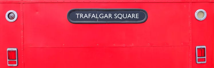 Plexiglas foto achterwand Straatnaambord op een rode bus © DAndreev