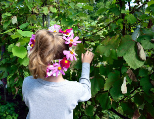 Naklejka premium a wreath of natural flowers on the girl's head, close-up
