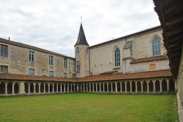 Fototapeta na wymiar La Rochefoucauld en Angoumois, Charente, Nouvelle-Aquitaine, France : couvent et cloître des Carmes.64. 