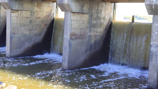 un barrage sur un lac