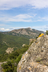 Vue sur le Mont Saint-Baudille depuis le sentier de randonnée du Roc des Deux Vierges à Saint-Saturnin-de-Lucian (Occitanie, France)