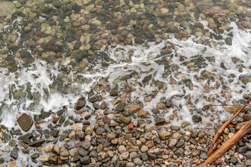 Wasser am Steinstrand