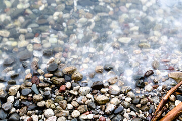 Wasser am Steinstrand
