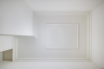 corner of ceiling and walls with intricate crown moulding. Interior construction and renovation concept. - obrazy, fototapety, plakaty