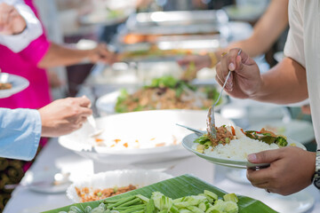 scooping the food, catering, dinner time
