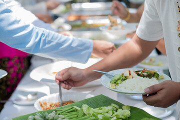 scooping the food, catering, dinner time
