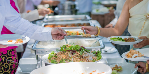 scooping the food, catering, dinner time
