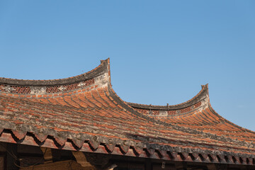 Fototapeta na wymiar Eaves and corners made of red tiles in traditional Chinese ancient houses