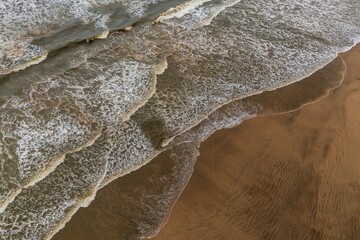 Visão de Deus na arrebentação das ondas na praia
