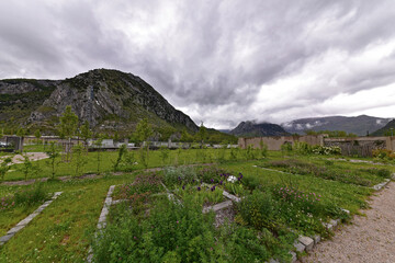 Frankreich - Tarascon-sur-Ari&egrave;ge - Kirche Notre Dame de Sabart - Vorgarten