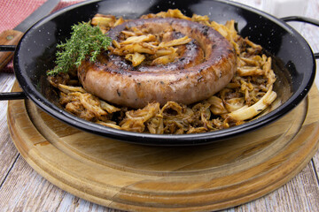 saucisse de Toulouse grillée et chou braisé dans une poêle