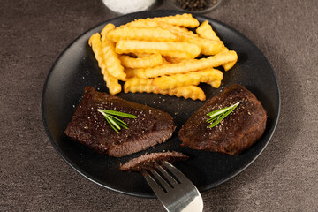 Gebratenes Straußensteak mit Pommes