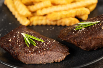 Gebratenes Straußensteak mit Pommes