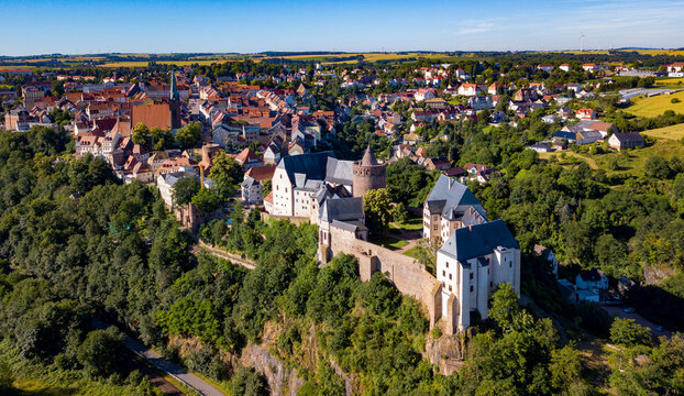 Luftaufnahme von Leisnig mit der Burg Mildenstein in Sachsen
