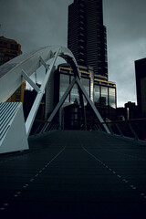 Naklejka premium Melbourne's bridge at night