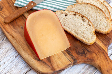 vieux fromage de brebis des Pays-bas sur une planche à découper