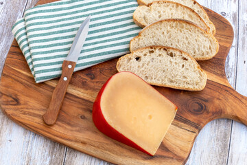 vieux fromage de brebis des Pays-bas sur une planche à découper