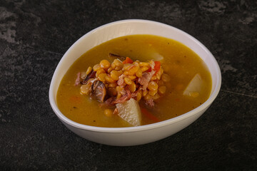 Pea soup with smoked ribs