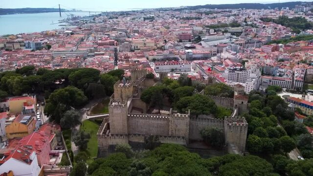 Lisboa - Castelo de S.Jorge e vista aerea do Rossio, Bairro da Gra&ccedil;a e Alfama.