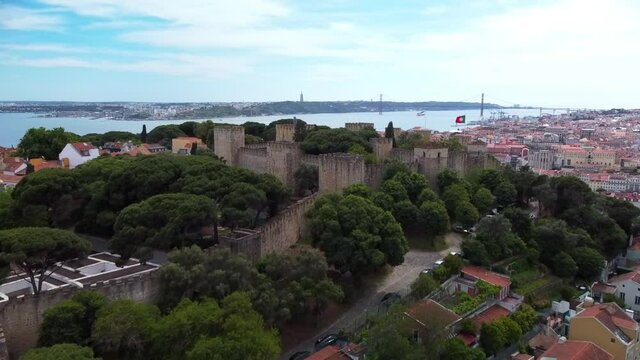 Lisboa, vista a&eacute;era do bairro da Gra&ccedil;a, morro do Castelo de S.Jorge