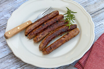 saucisses chipolatas grillées dans une assiette