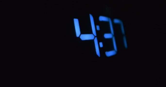 Digital counter counting 1 to 20 while blinking in blue